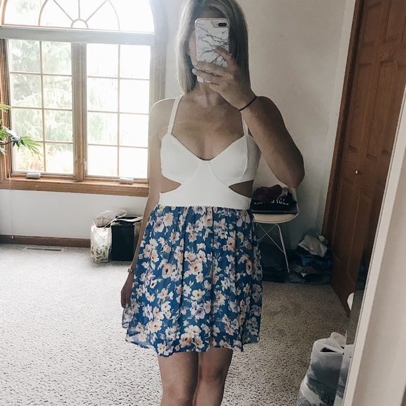 Solemio Dresses & Skirts - WHITE / FLORAL DRESS Solemio Dresses & Skirts - WHITE / FLORAL DRESS